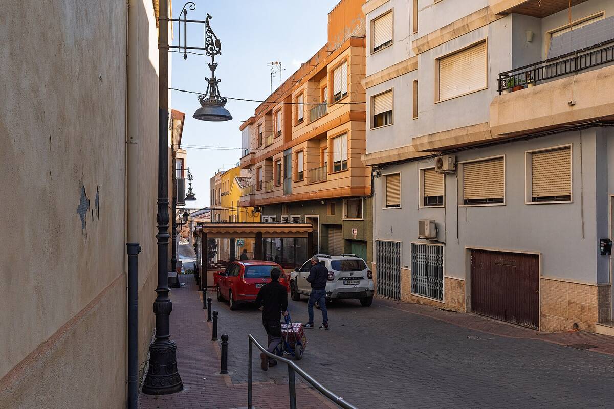 Calle Joaquín Ortuño junto a la parroquia de San Miguel de Salinas
